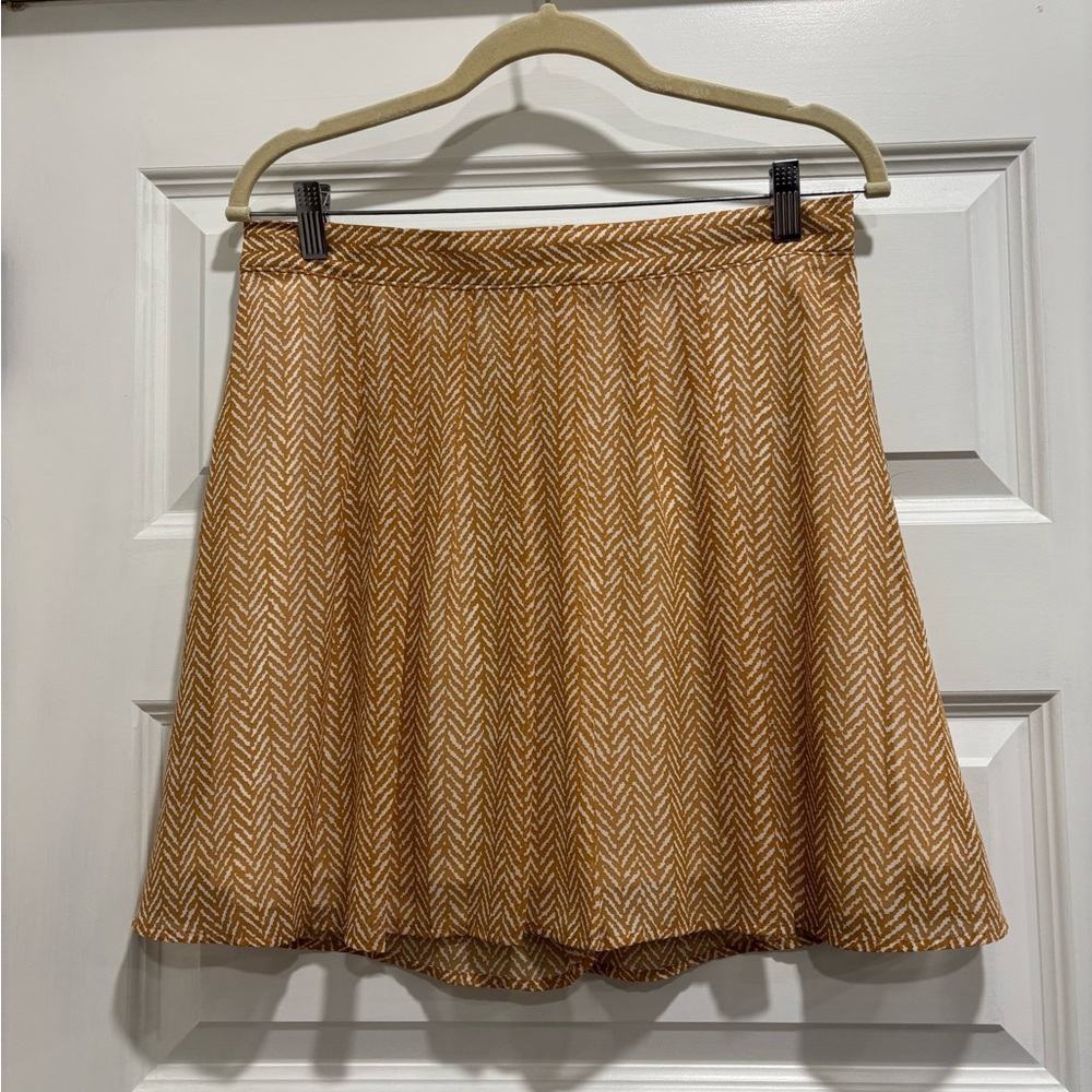 Old Navy Chevron Mini Skirt in Tan and White